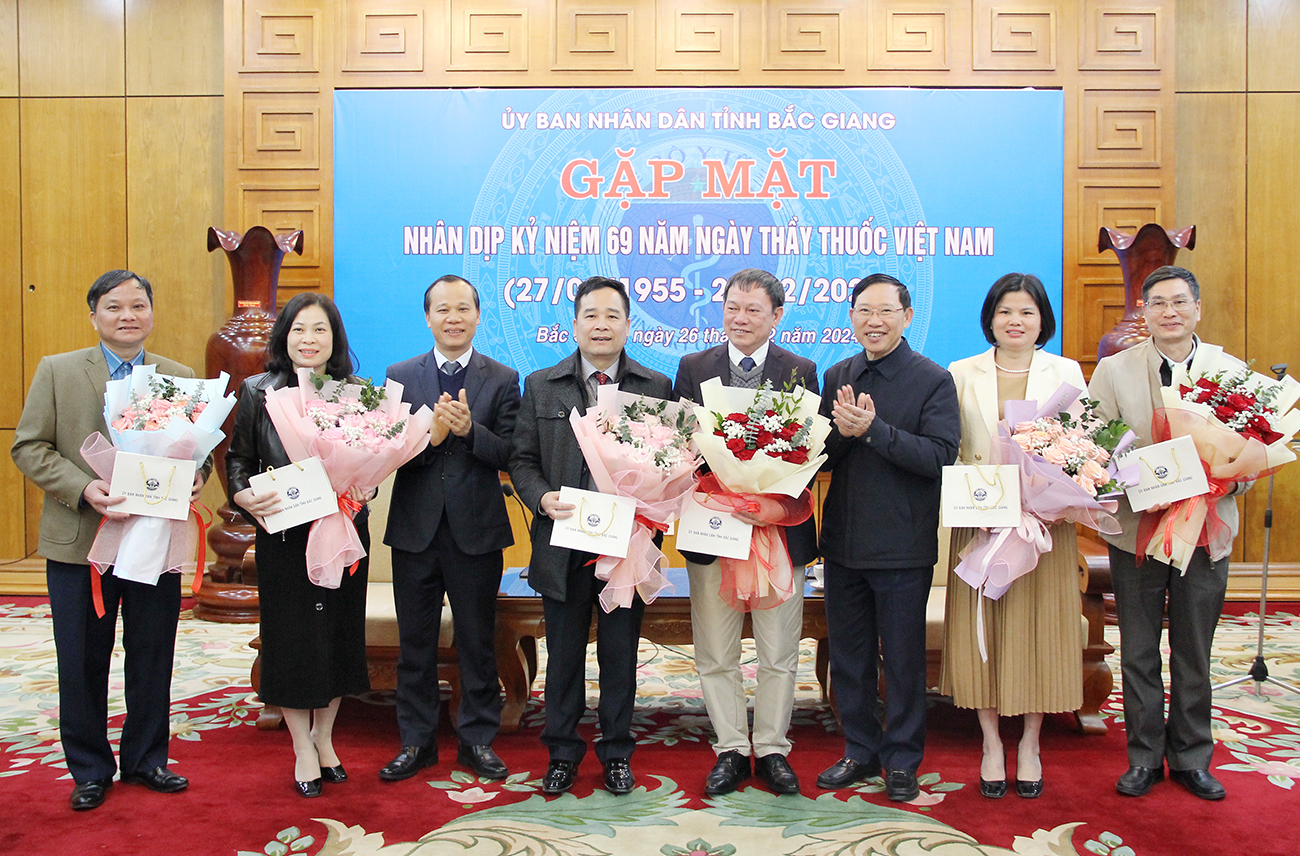 Chủ tịch UBND tỉnh Lê Ánh Dương gặp mặt đại diện cán bộ ngành y tế nhân dịp Kỷ niệm 69 năm ngày...